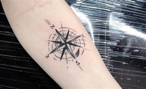 Tatuagem 3 pontos significado Pessoas que têm uma forte ligação com o mar e barcos, ou então que costumam passar muito tempo a bordo, podem escolher uma tatuagem rosa dos ventos simbolicamente